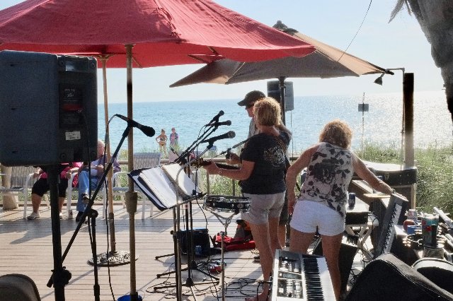 Time change party at the Tiki <br> Photos by Roger Cissa - Slide 5